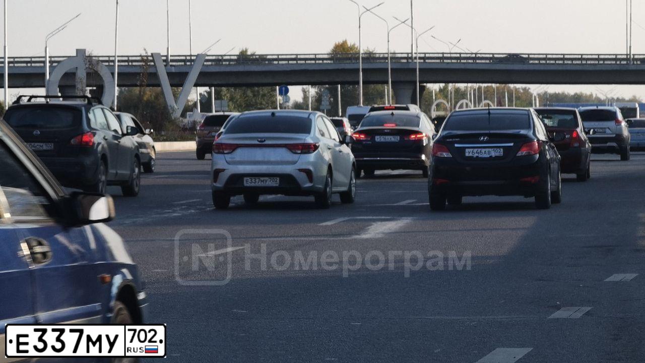 Фото автомобиля KIA RIO, 2018 — госномер Е337МУ702. Цвет: Серебристый