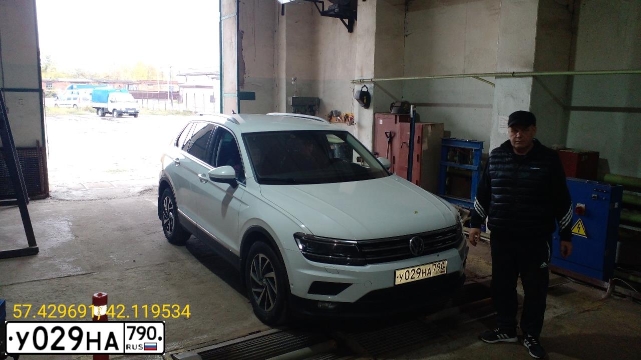 Фото автомобиля VOLKSWAGEN TIGUAN, 2018 — госномер В345НХ37. Цвет: Белый