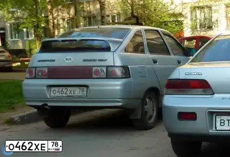 Фото автомобиля LADA 2112, 2004 — госномер О462ХЕ78. Цвет: СЕРЕБРИСТЫЙ
