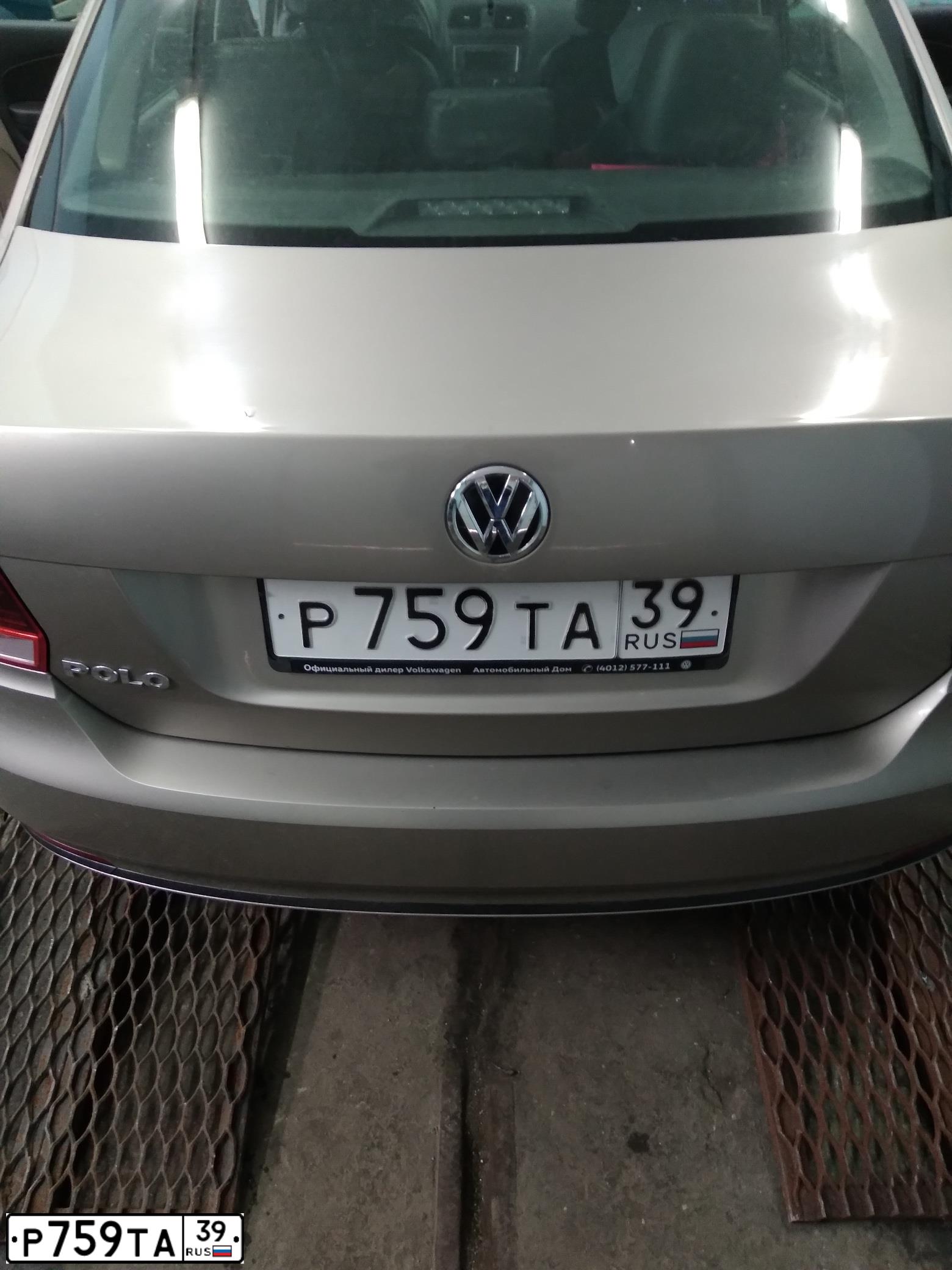 Фото автомобиля VOLKSWAGEN POLO, 2016 — госномер Р759ТА39. Цвет: БЕЖЕВЫЙ