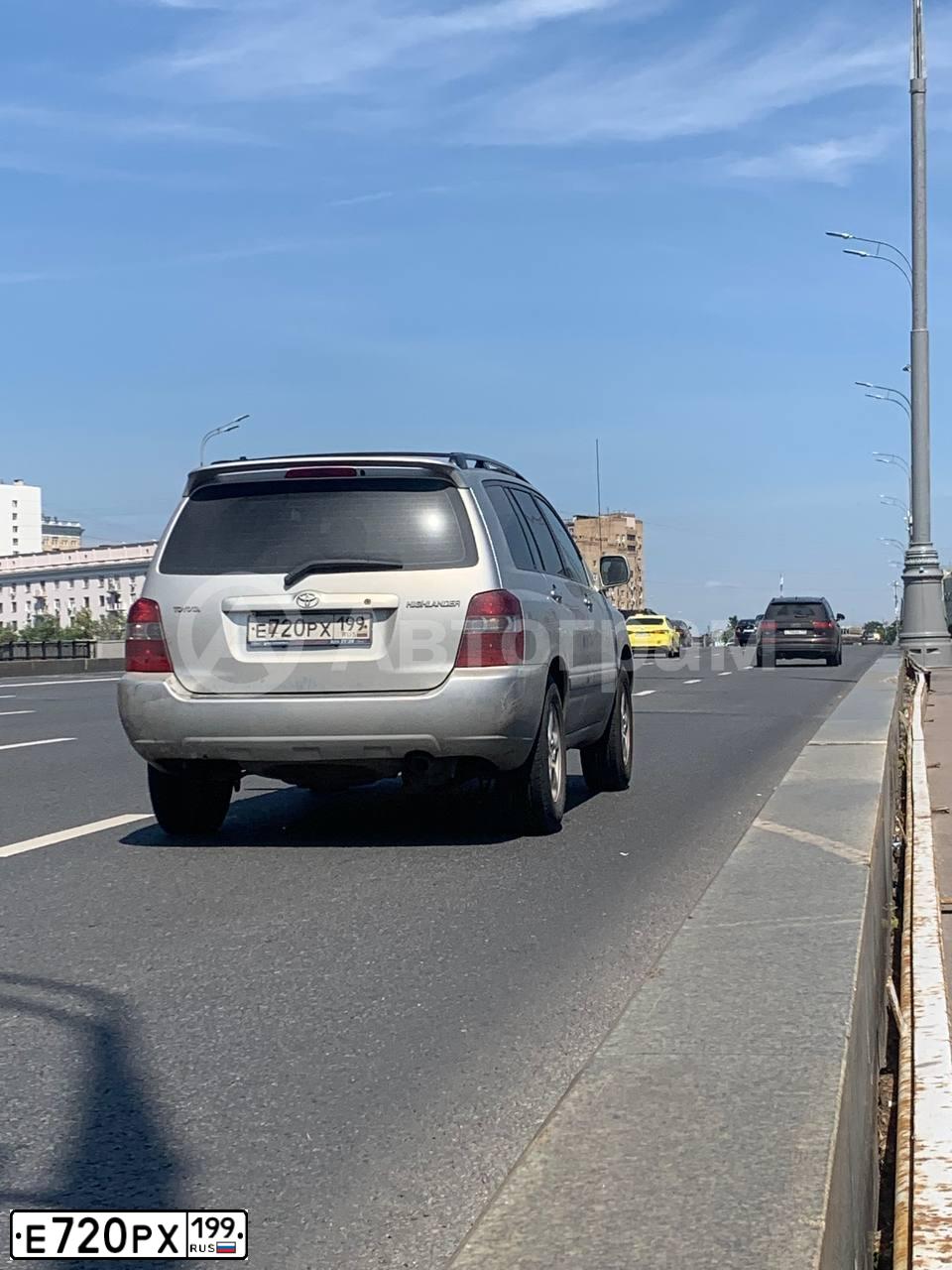 Фото автомобиля TOYOTA HIGHLANDER, 2006 — госномер Е720РХ199. Цвет: СЕРЫЙ МЕТАЛЛИК