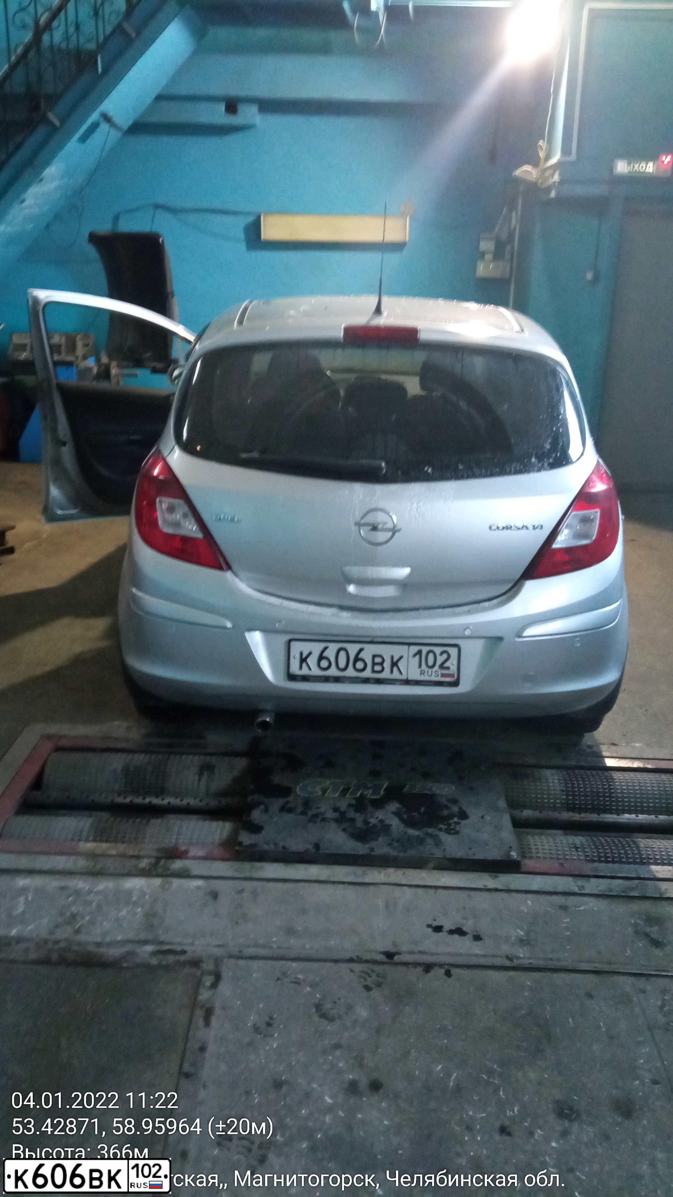 Фото автомобиля OPEL CORSA, 2008 — госномер Х733АН774. Цвет: Серебристый