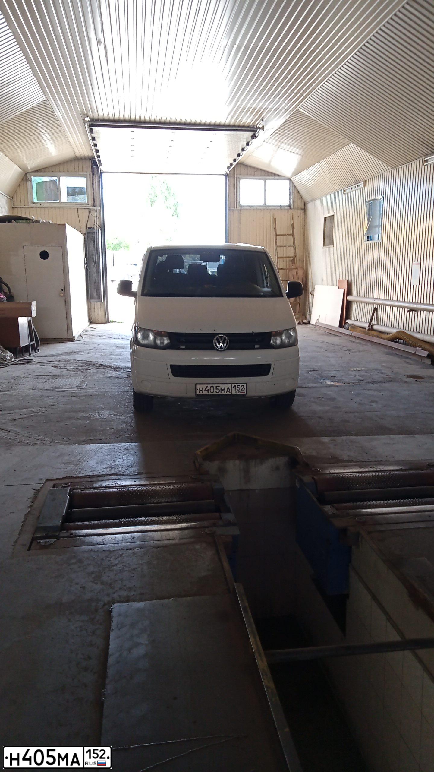 Фото автомобиля VOLKSWAGEN CARAVELLE, 2014 — госномер Н405МА152. Цвет: БЕЛЫЙ