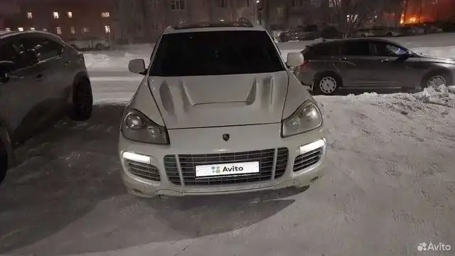 Фото автомобиля PORSCHE CAYENNE, 2007 — госномер У001УК177. Цвет: Белый