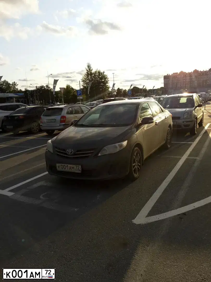 Фото автомобиля TOYOTA COROLLA, 2012 — госномер К001АМ72. Цвет: СЕРЫЙ