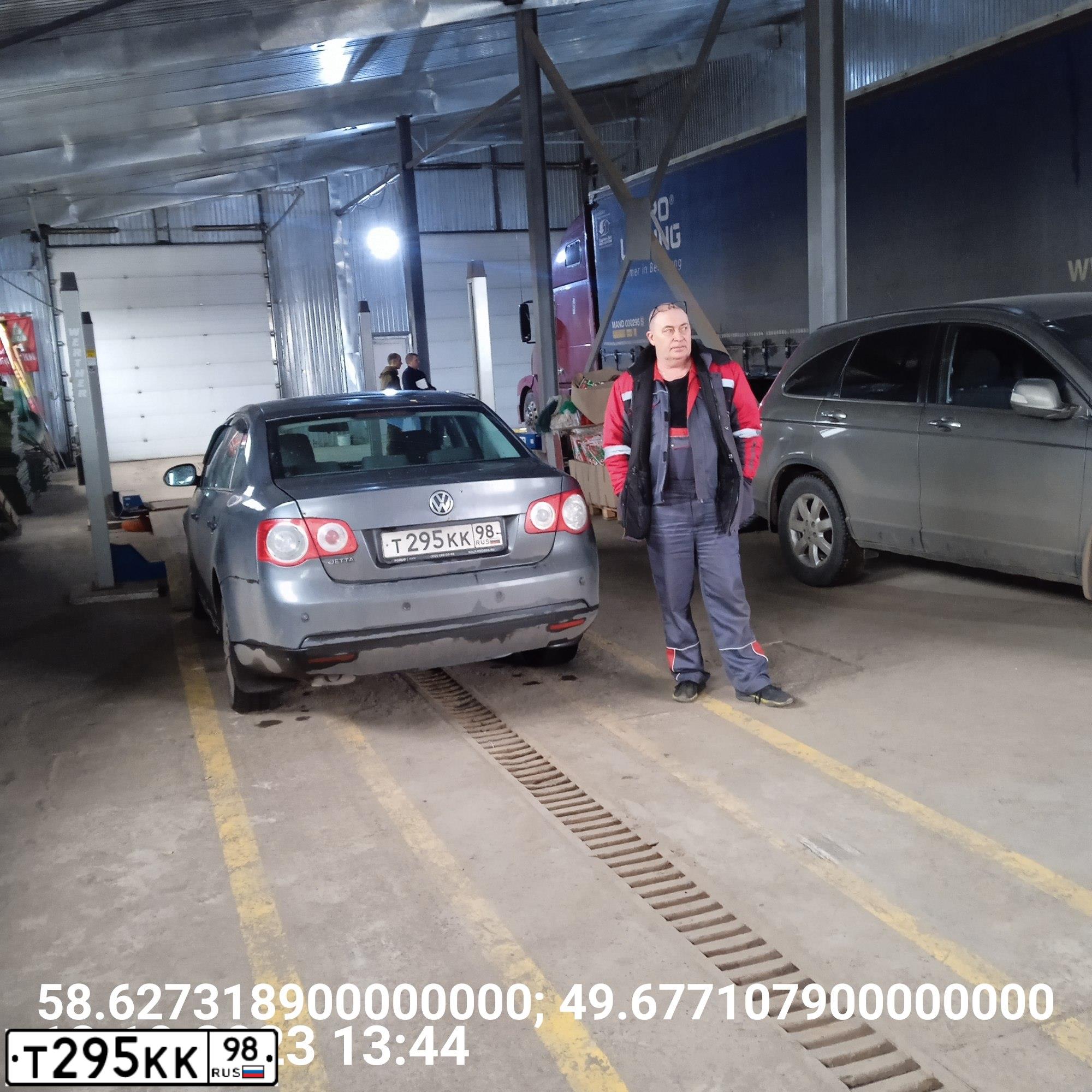 Фото автомобиля VOLKSWAGEN JETTA, 2008 — госномер Т295КК98. Цвет: ТЕМНО-СЕРЫЙ