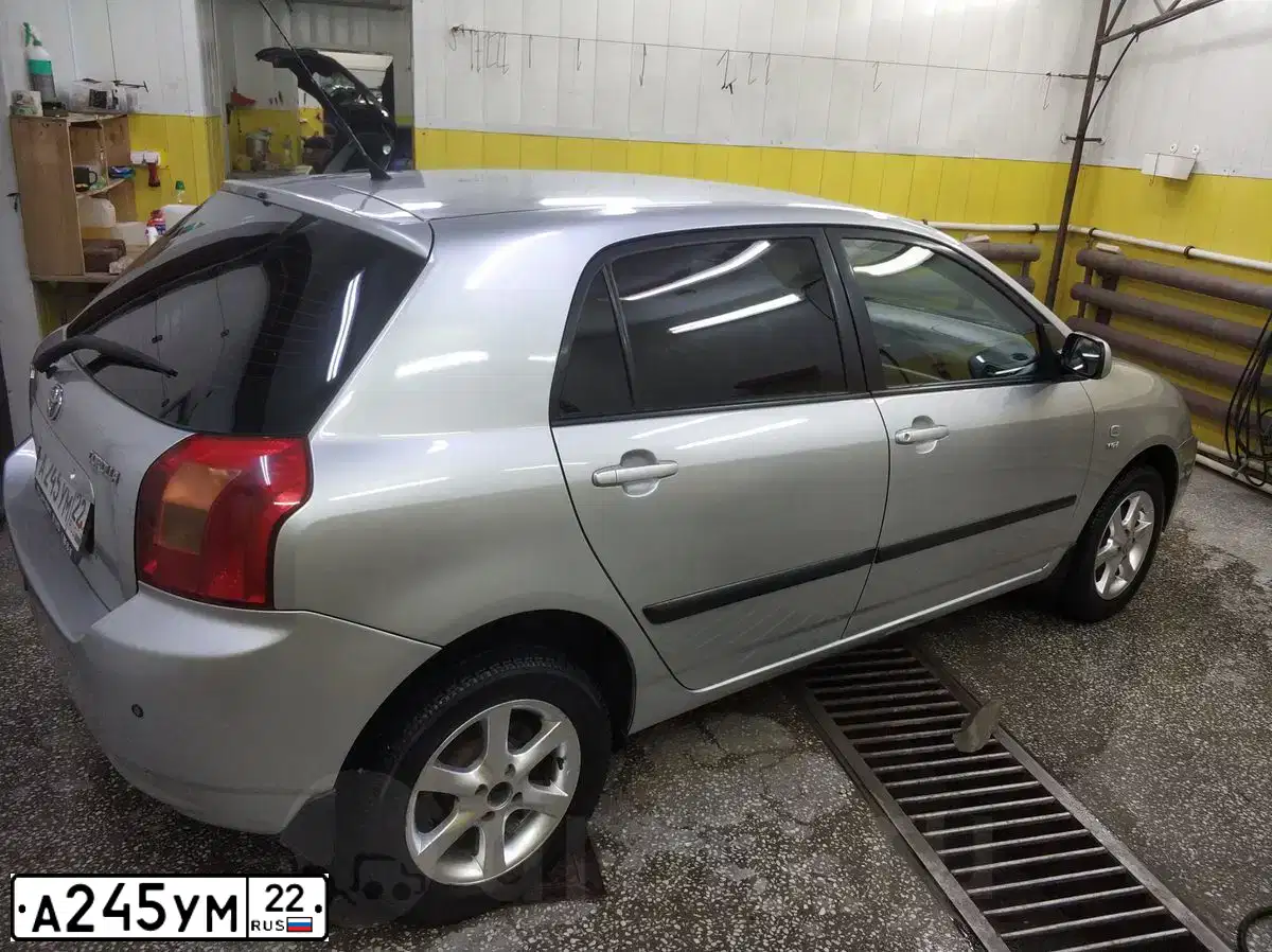 Фото автомобиля TOYOTA COROLLA, 2003 — госномер А245УМ22. Цвет: СЕРЕБРИСТЫЙ