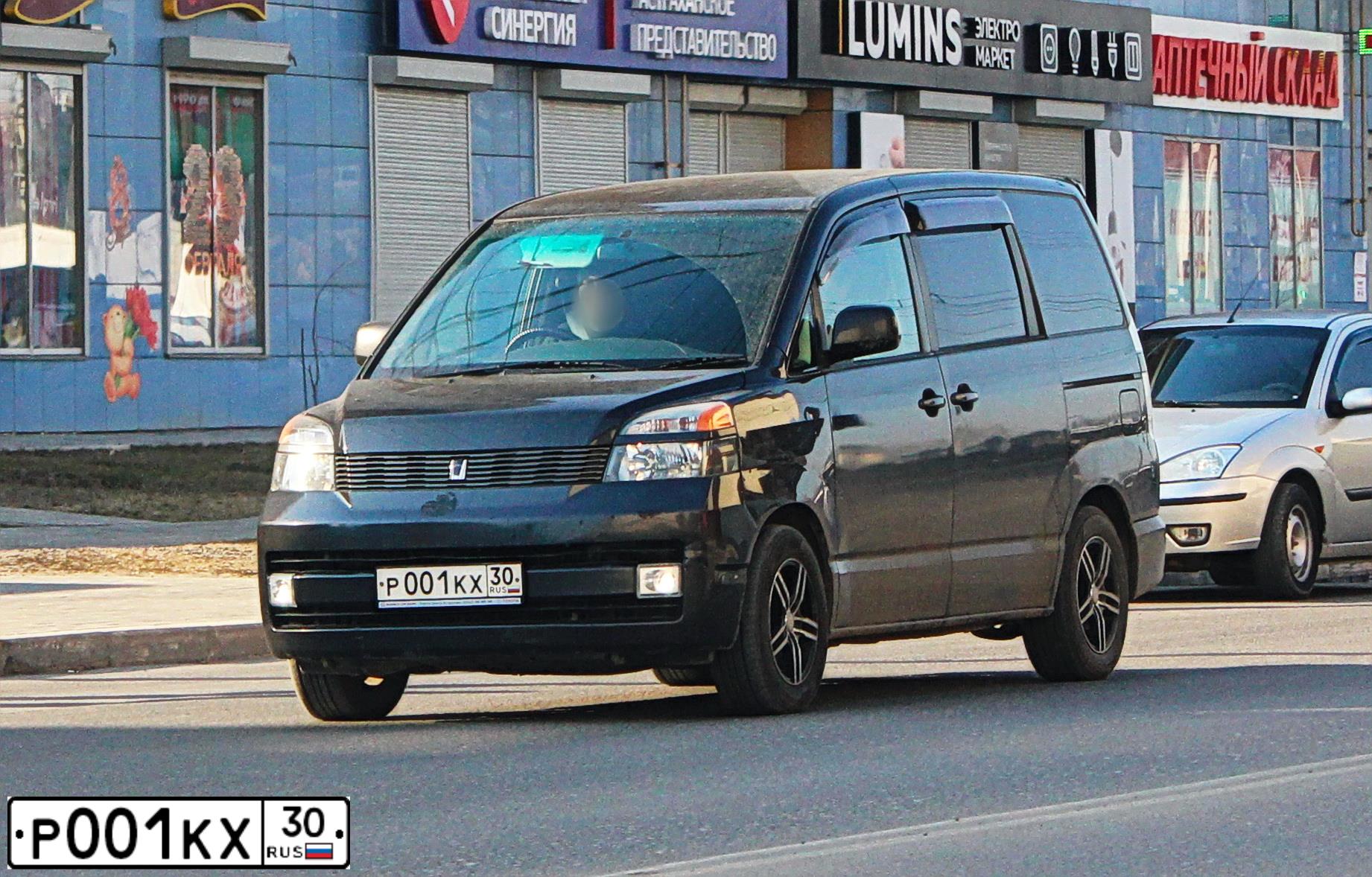 Фото автомобиля TOYOTA HIGHLANDER, 2004 — госномер М320МЕ30. Цвет: ЗОЛОТИСТЫЙ