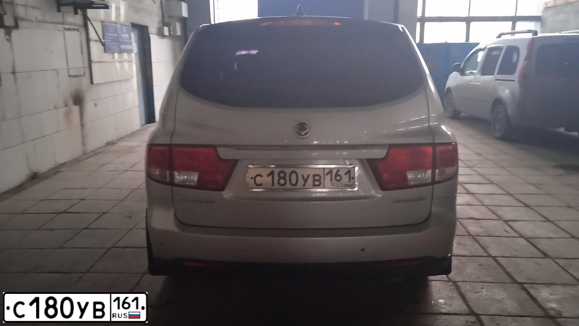 Фото автомобиля SSANGYONG KYRON, 2014 — госномер С180УВ161. Цвет: БЕЛЫЙ