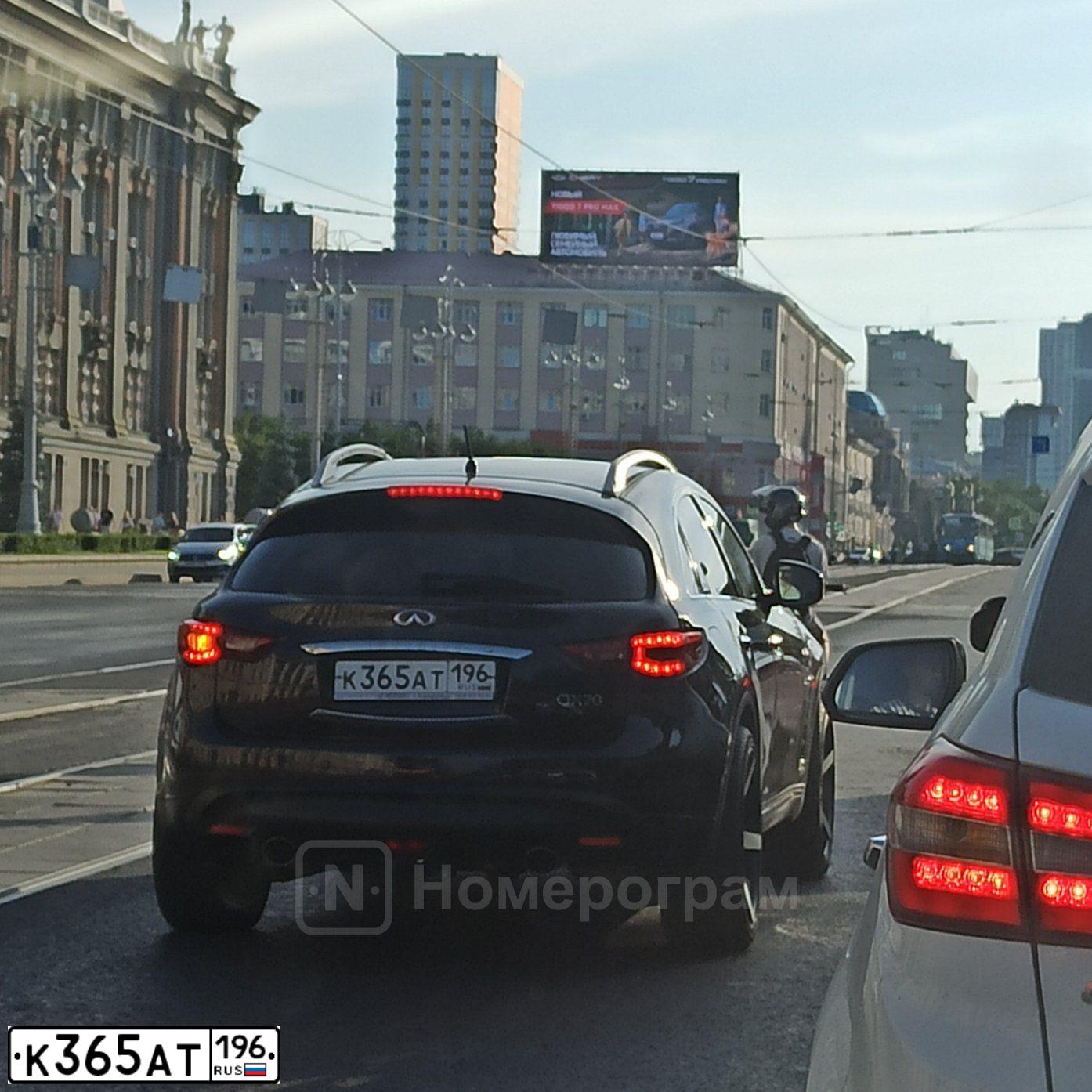 Фото автомобиля INFINITI QX70 /FX/, 2017 — госномер К365АТ196. Цвет: КОРИЧНЕВЫЙ