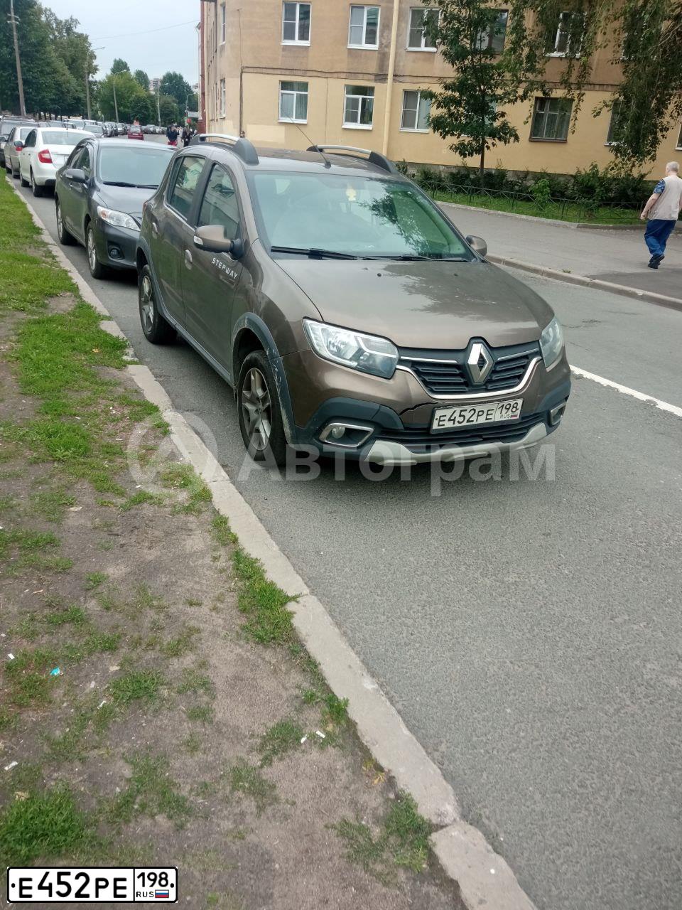 Фото автомобиля RENAULT SANDERO, 2019 — госномер Е452РЕ198. Цвет: Коричневый