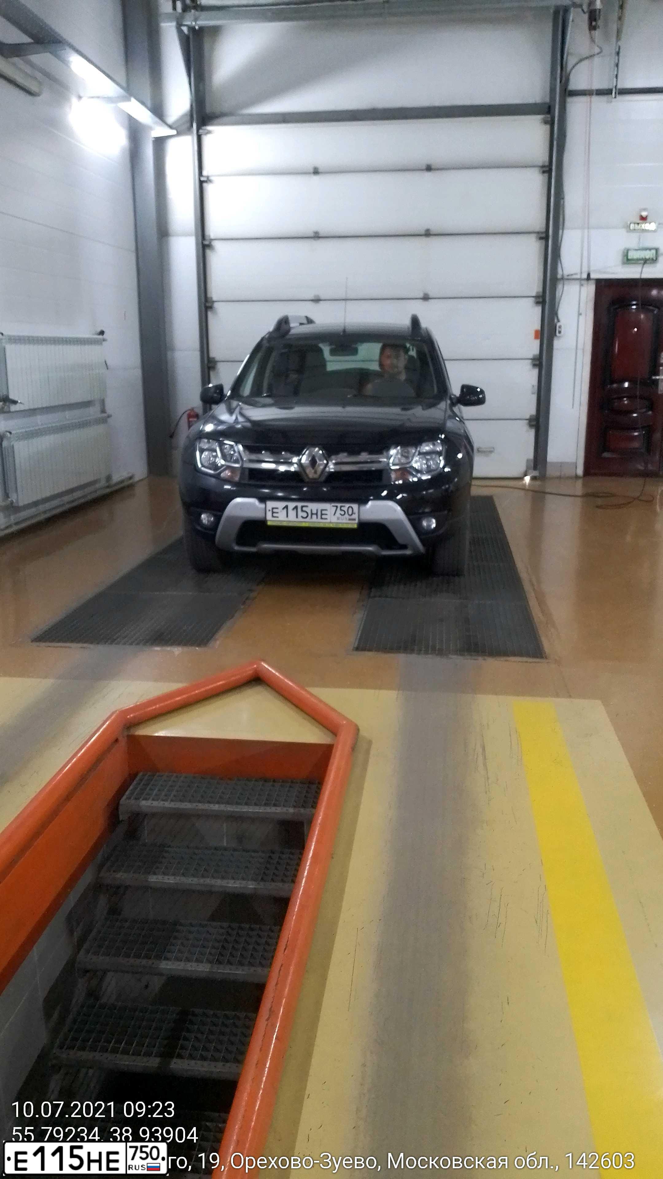 Фото автомобиля RENAULT DUSTER, 2016 — госномер Е115НЕ750. Цвет: ЧЕРНЫЙ