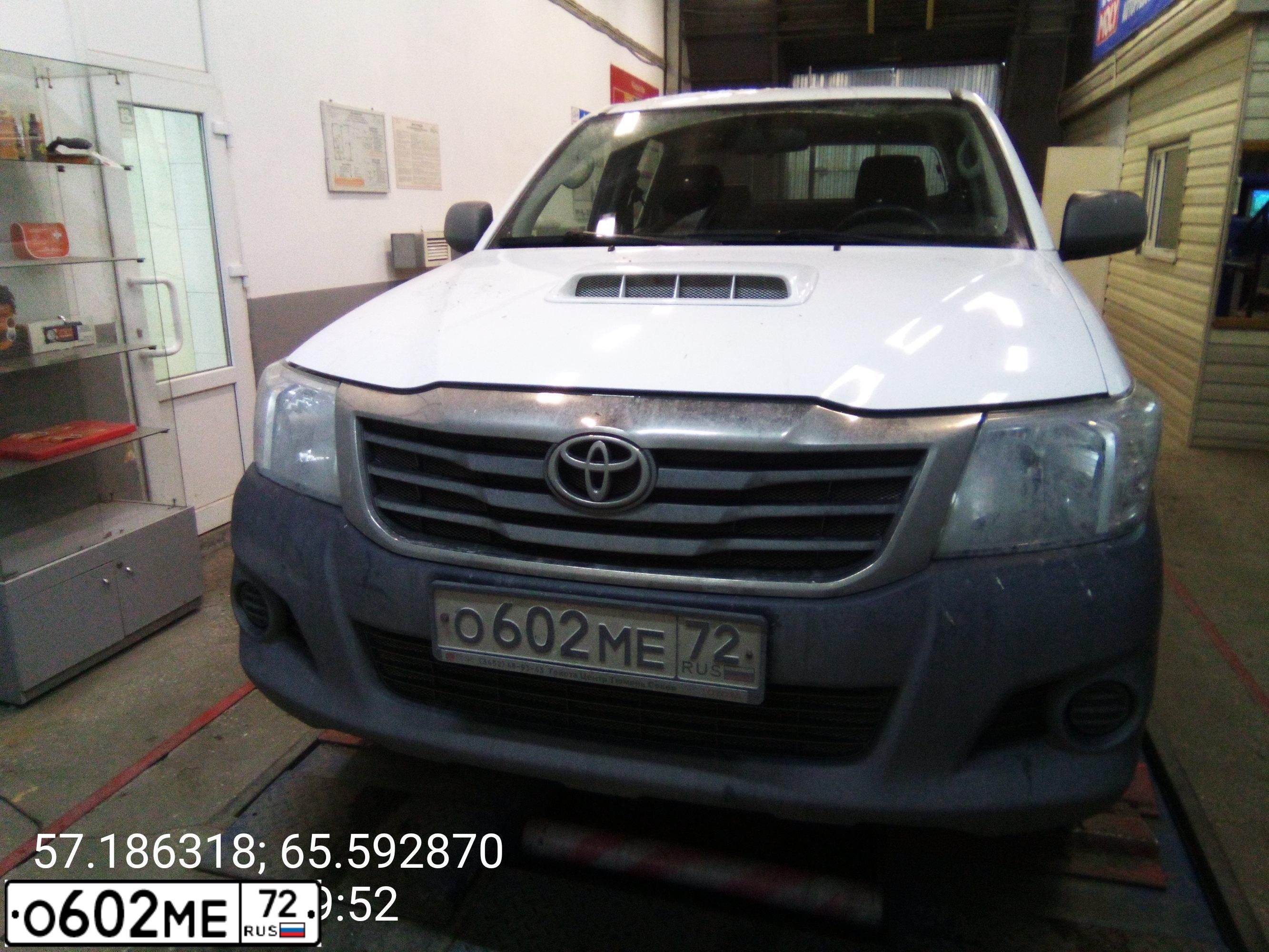 Фото автомобиля TOYOTA HILUX, 2012 — госномер О602МЕ72. Цвет: БЕЛЫЙ