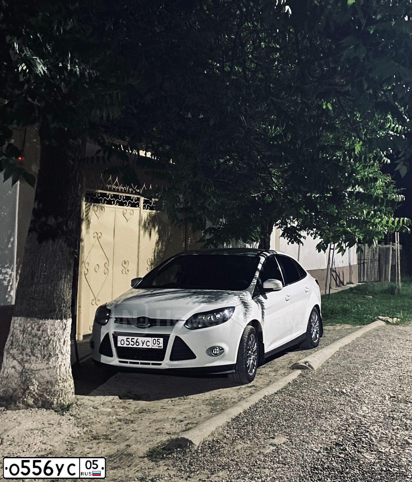 Фото автомобиля FORD FOCUS, 2013 — госномер О556УС05. Цвет: Белый