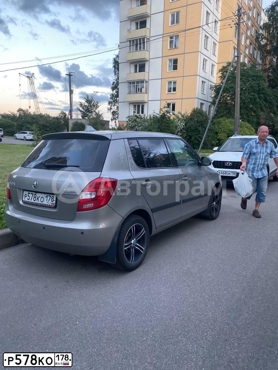 Фото автомобиля SKODA FABIA, 2013 — госномер Р578КО178. Цвет: БЕЖЕВЫЙ