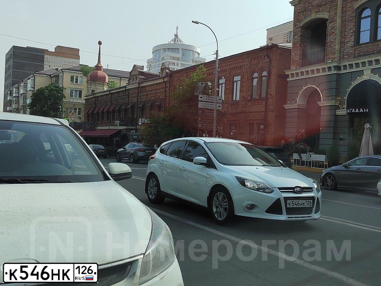 Фото автомобиля FORD FOCUS, 2012 — госномер Т808МВ64. Цвет: Белый