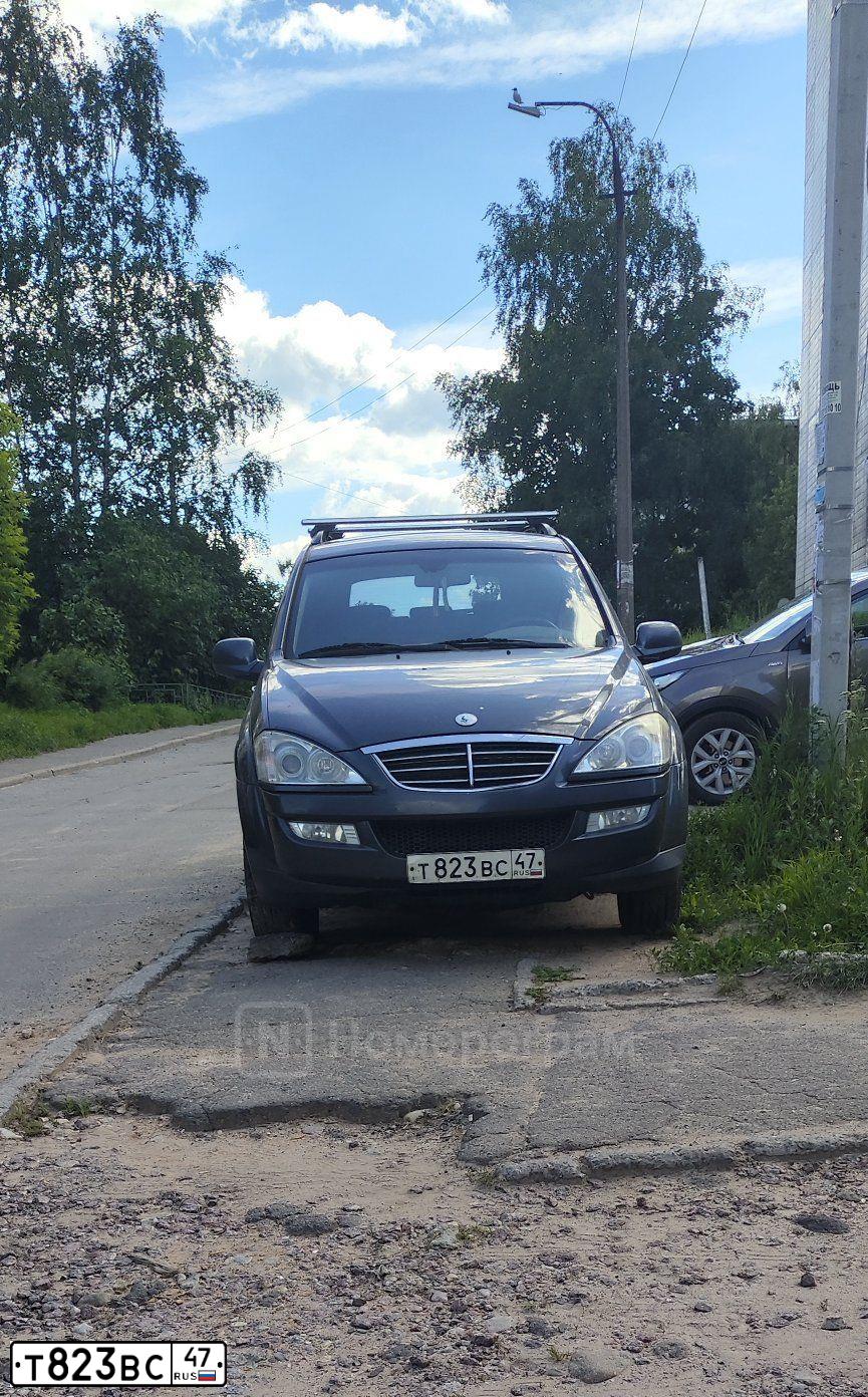 Фото автомобиля SSANGYONG KYRON, 2010 — госномер К582НЕ178. Цвет: Серебристый