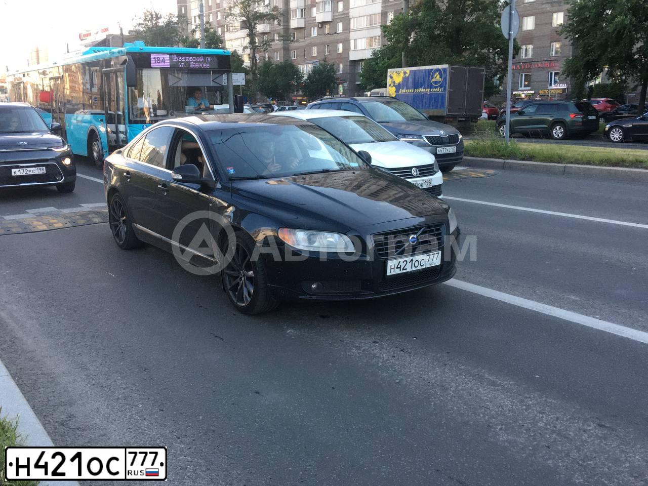 Фото автомобиля VOLVO S80, 2008 — госномер Н421ОС777. Цвет: ЧЕРНЫЙ