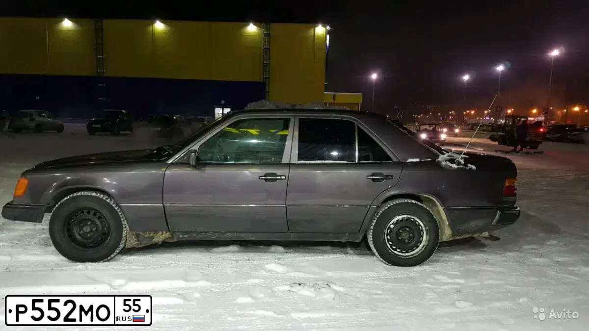 Фото автомобиля MERCEDES E-KLASSE, 1993 — госномер Р552МО55. Цвет: ФИОЛЕТОВЫЙ
