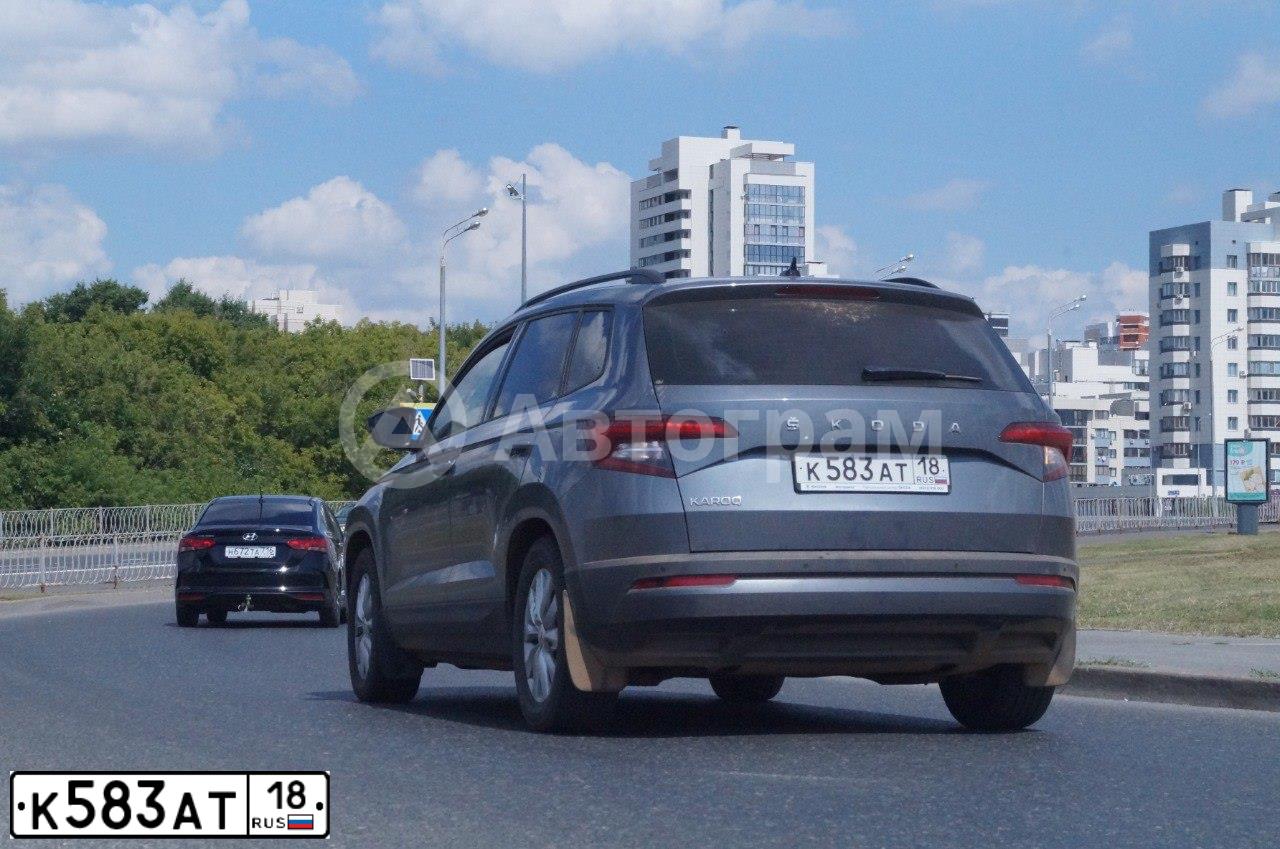 Фото автомобиля SKODA KAROQ, 2021 — госномер К583АТ18. Цвет: СЕРЫЙ