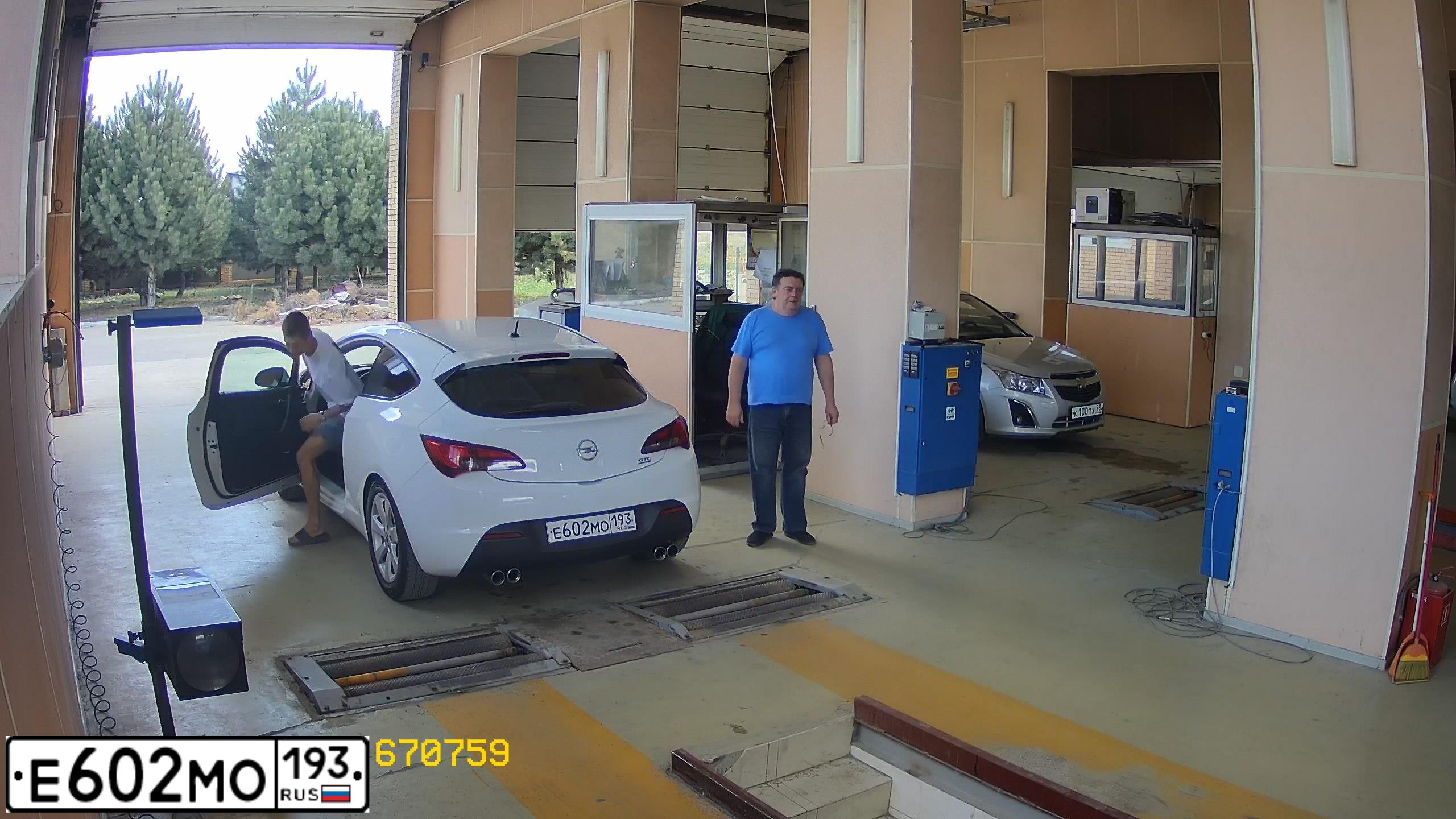Фото автомобиля OPEL ASTRA, 2014 — госномер Т543УМ123. Цвет: Белый