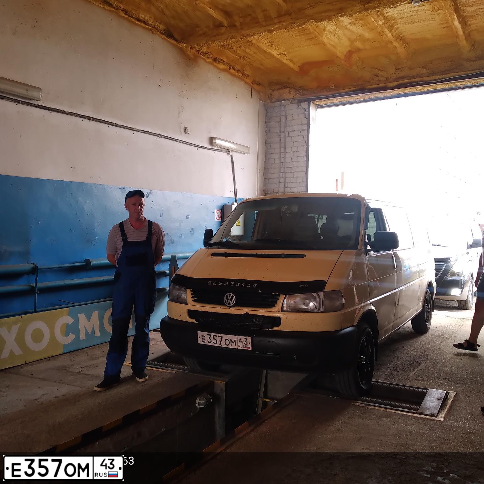 Фото автомобиля VOLKSWAGEN CARAVELLE, 2001 — госномер Е357ОМ43. Цвет: БЕЖЕВЫЙ