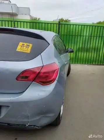 Фото автомобиля OPEL ASTRA, 2010 — госномер С133РУ164. Цвет: СВЕТЛО-СЕРЫЙ МЕТАЛЛИК