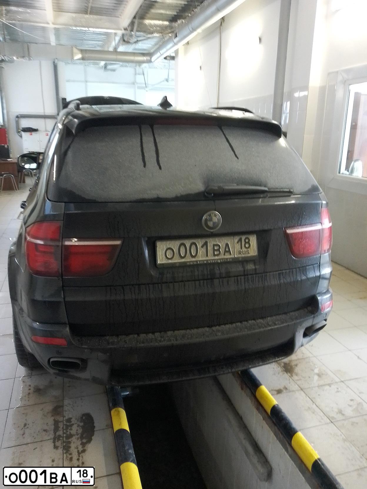 Фото автомобиля BMW SERIE 3, 2007 — госномер О001ВА18. Цвет: СЕРЕБРИСТЫЙ