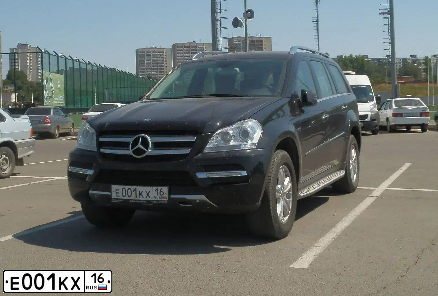 Фото автомобиля MERCEDES GL-KLASSE, 2015 — госномер Е001КХ16. Цвет: Белый