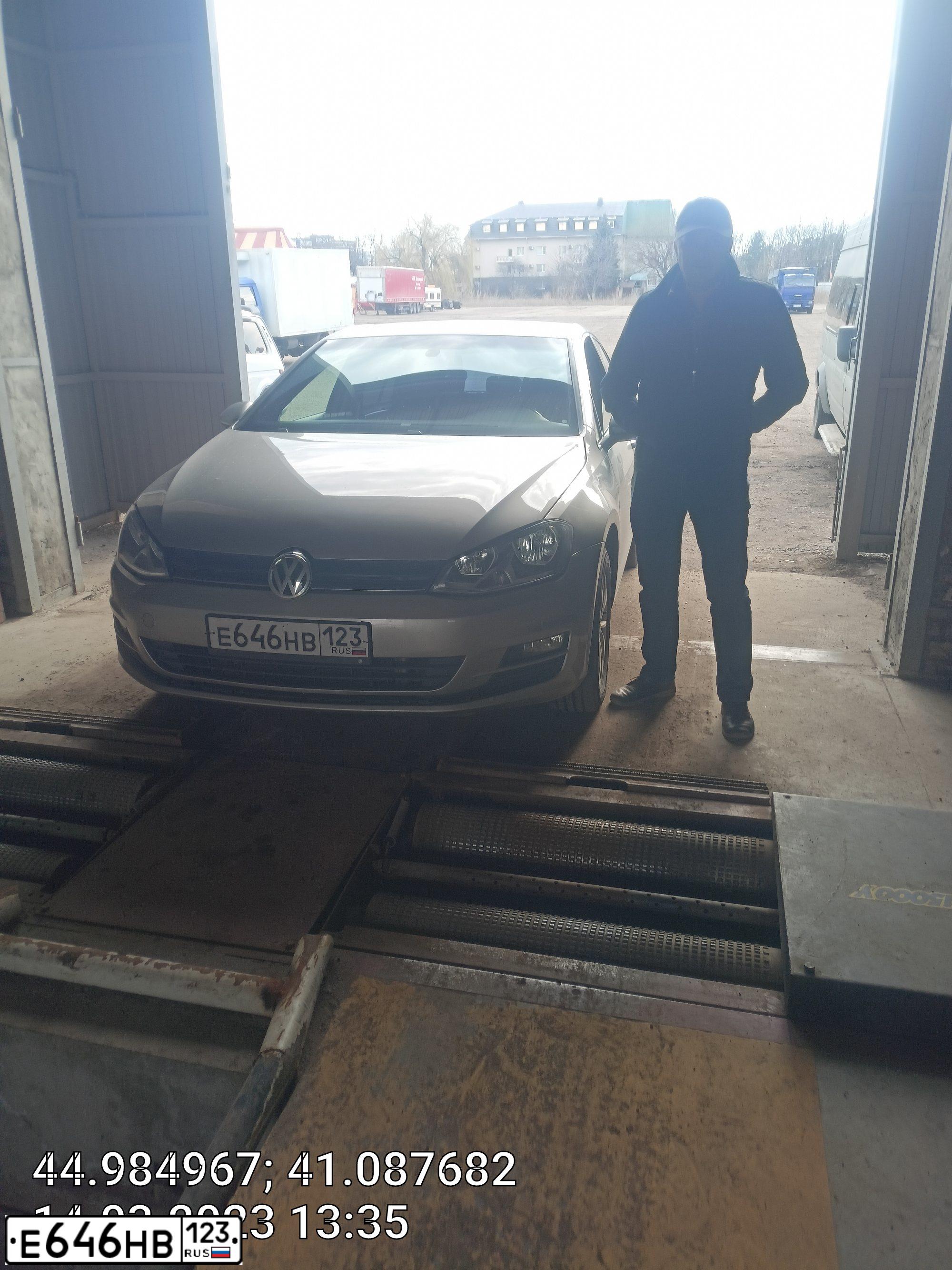 Фото автомобиля VOLKSWAGEN GOLF, 2012 — госномер О081ВС180