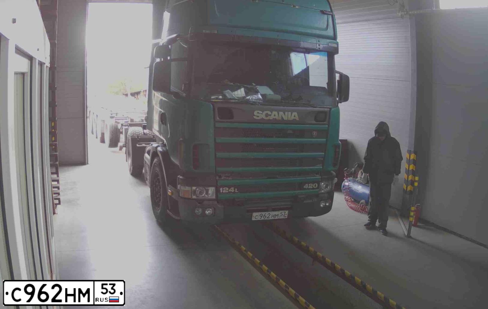 Фото автомобиля SCANIA SERIE R /4X2/, 2011 — госномер Н716ММ136. Цвет: ЗЕЛЕНЫЙ