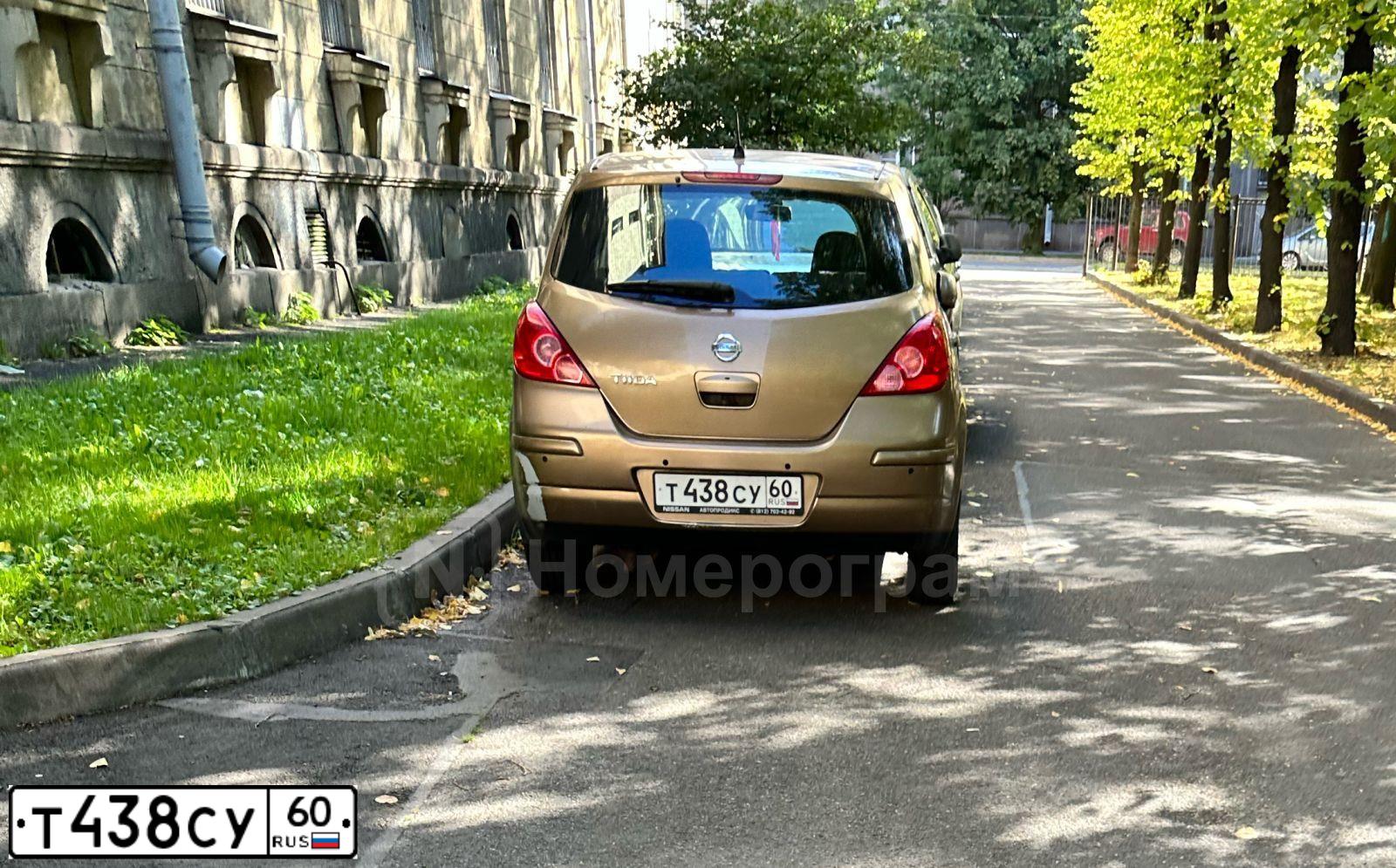 Фото автомобиля NISSAN TIIDA, 2008 — госномер Х614УМ98. Цвет: ЗОЛОТИСТЫЙ
