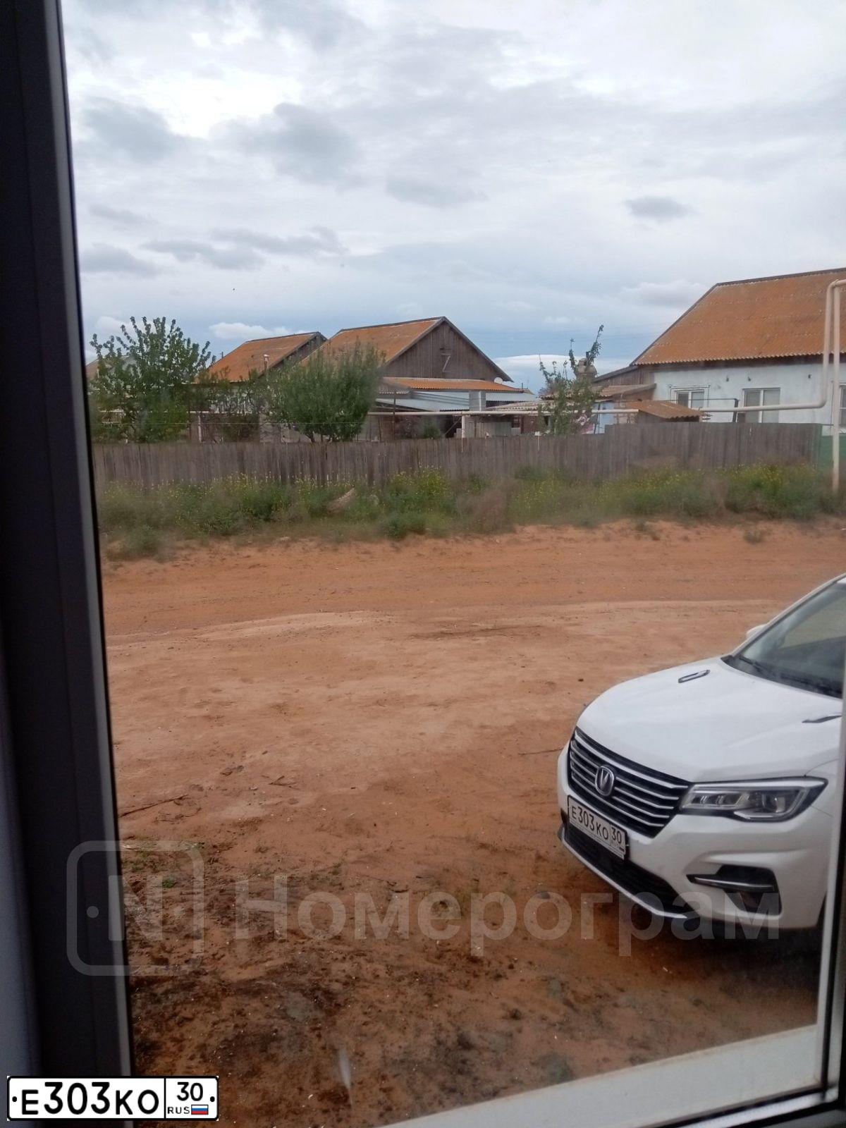 Фото автомобиля HYUNDAI SOLARIS, 2011 — госномер К983НО30. Цвет: Красный