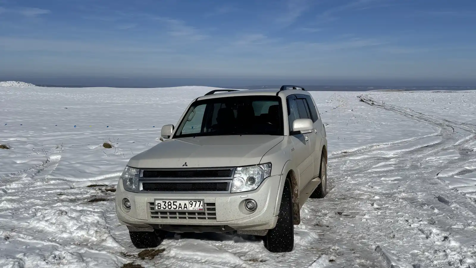 Фото автомобиля MITSUBISHI PAJERO, 2013 — госномер В385АА977. Цвет: Белый