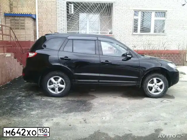 Фото автомобиля HYUNDAI SANTA FE, 2008 — госномер М642ХО150. Цвет: ЧЕРНЫЙ