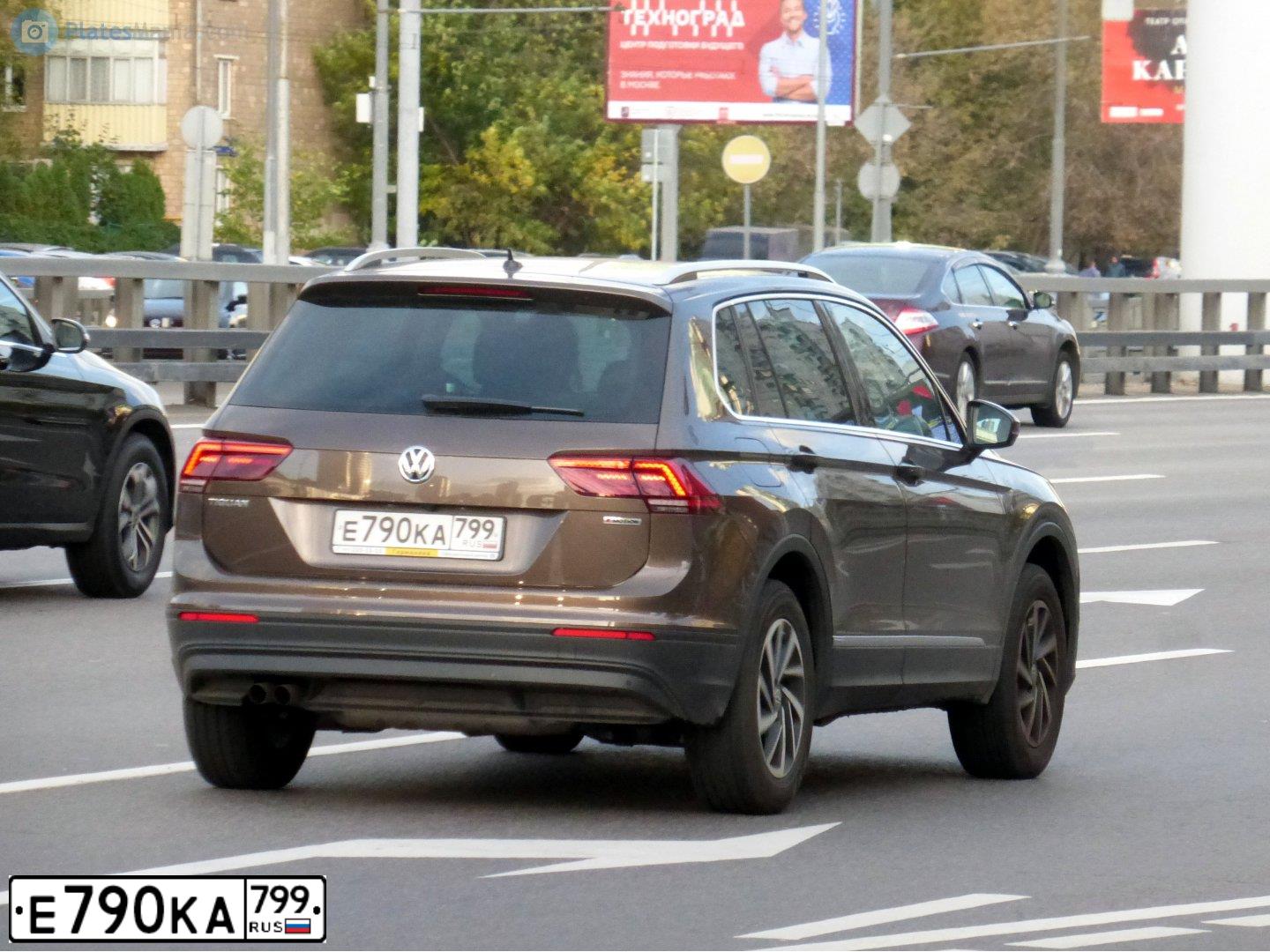Фото автомобиля VOLKSWAGEN TIGUAN, 2018 — госномер Е790КА799. Цвет: КОРИЧНЕВЫЙ