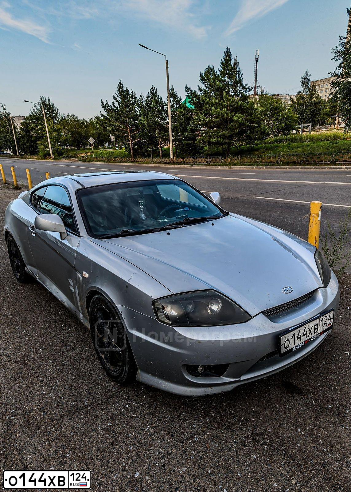 Фото автомобиля HYUNDAI /S-/COUPE / TUSCANI, 2003 — госномер А505МН124. Цвет: СЕРЫЙ