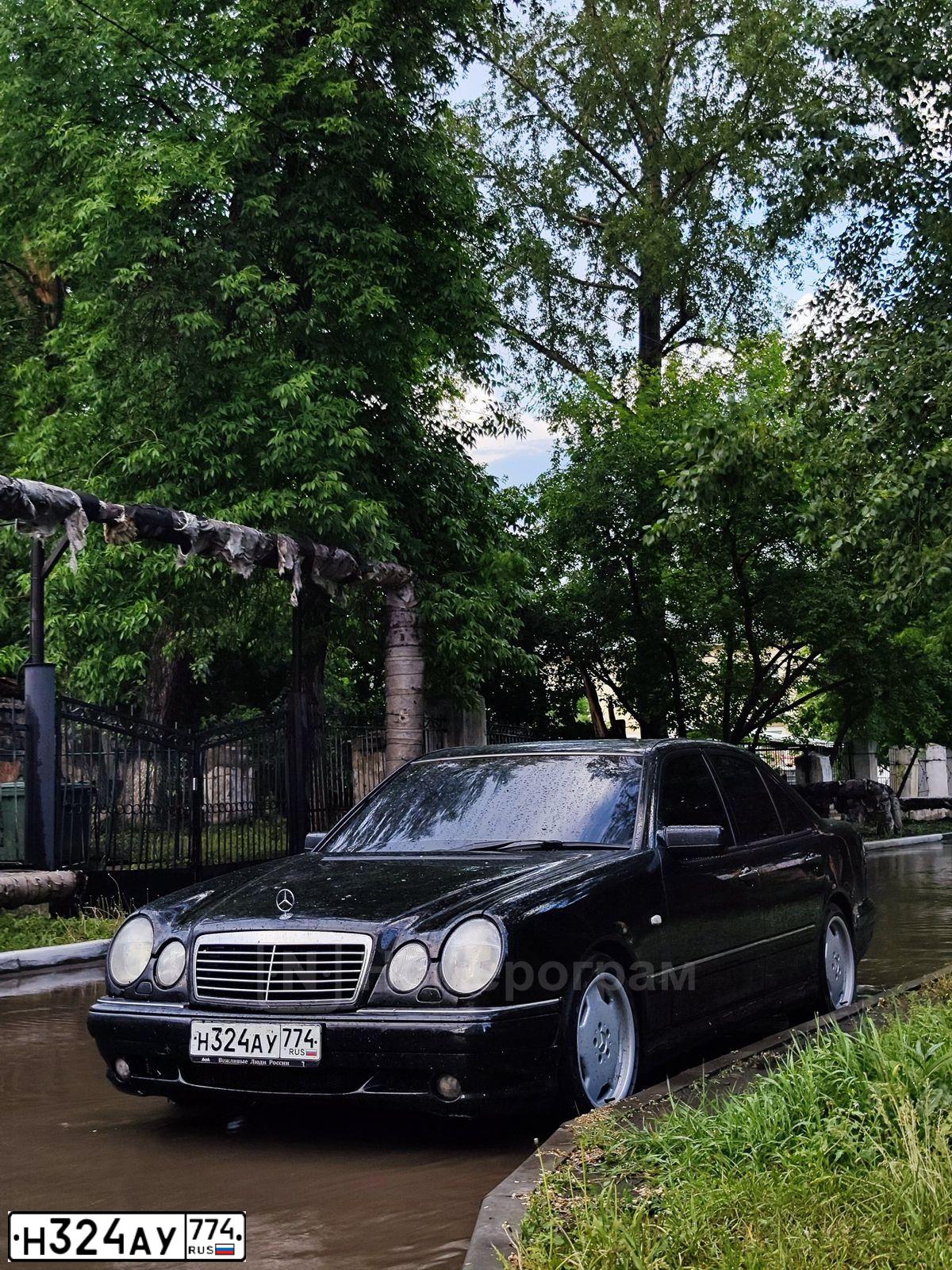 Фото автомобиля MERCEDES-BENZ E280, 1998 — госномер Р029ХЕ774. Цвет: ЧЕРНЫЙ