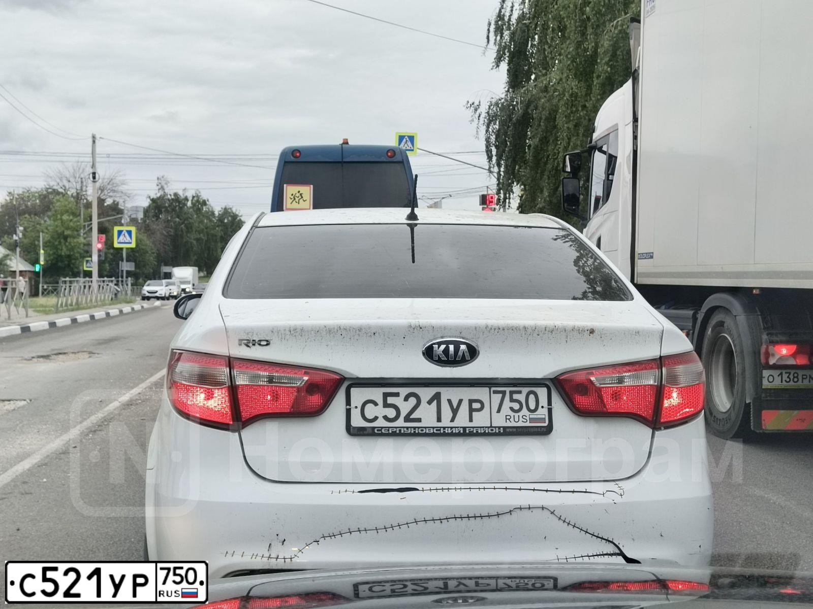 Фото автомобиля KIA RIO, 2013 — госномер Е223ОЕ190. Цвет: Белый