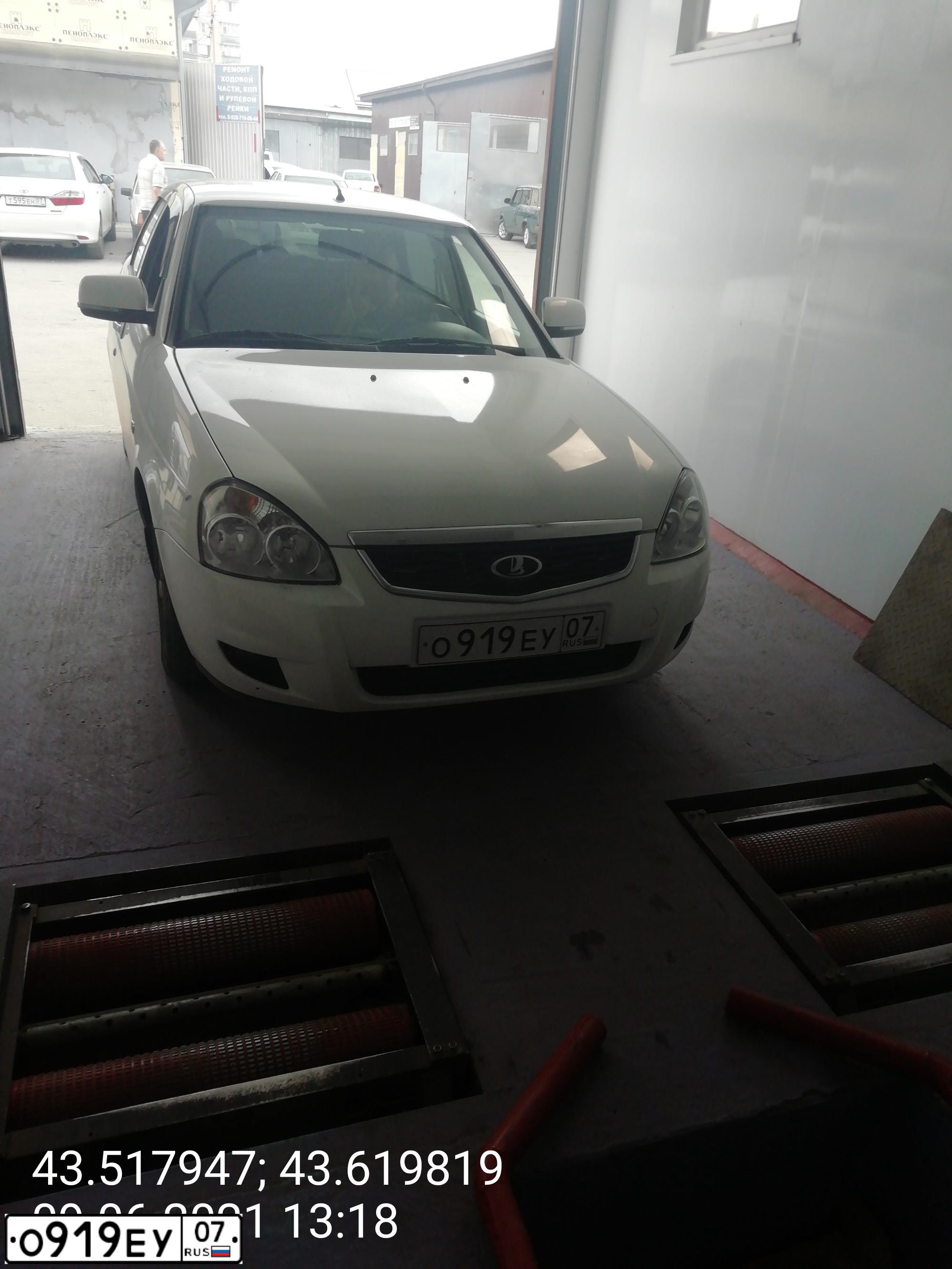 Фото автомобиля LADA 217030 LADA PRIORA, 2011 — госномер О591КК126. Цвет: Белый
