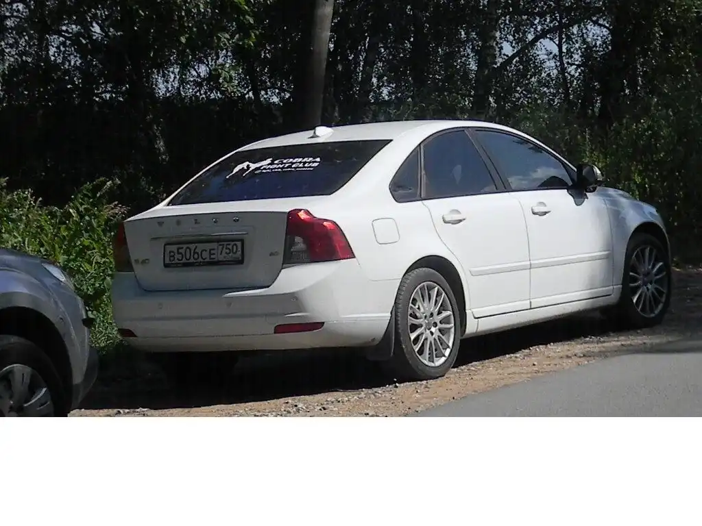 Фото автомобиля VOLVO S40, 2010 — госномер В402ХС33. Цвет: Белый