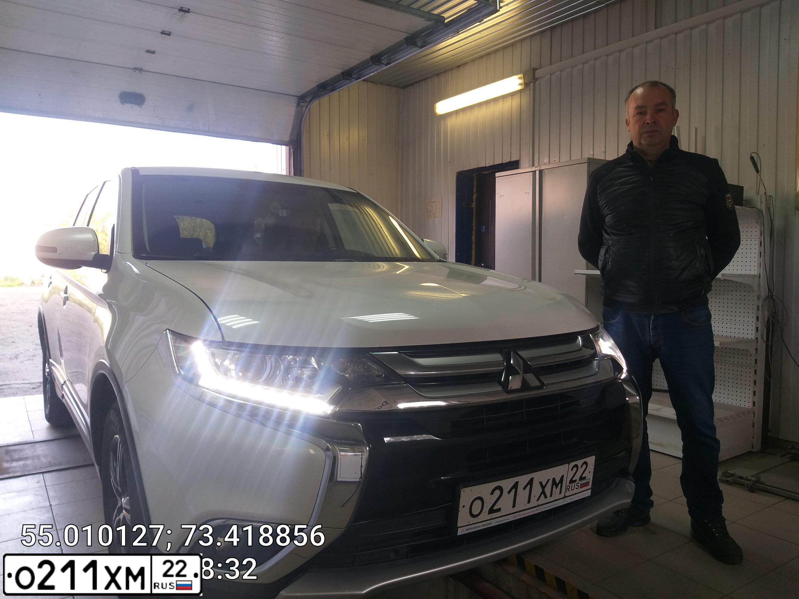 Фото автомобиля MITSUBISHI OUTLANDER, 2017 — госномер А135ОМ155. Цвет: БЕЛЫЙ