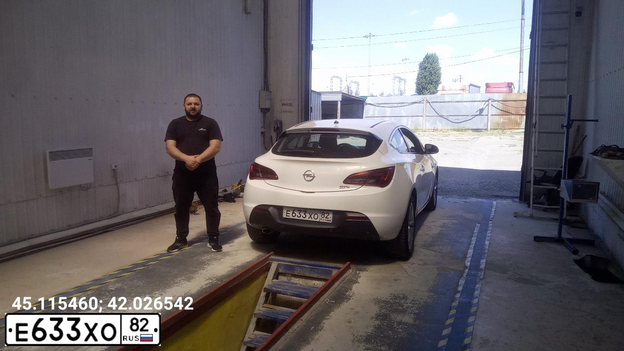 Фото автомобиля OPEL ASTRA, 2013 — госномер У088ОВ93. Цвет: Белый