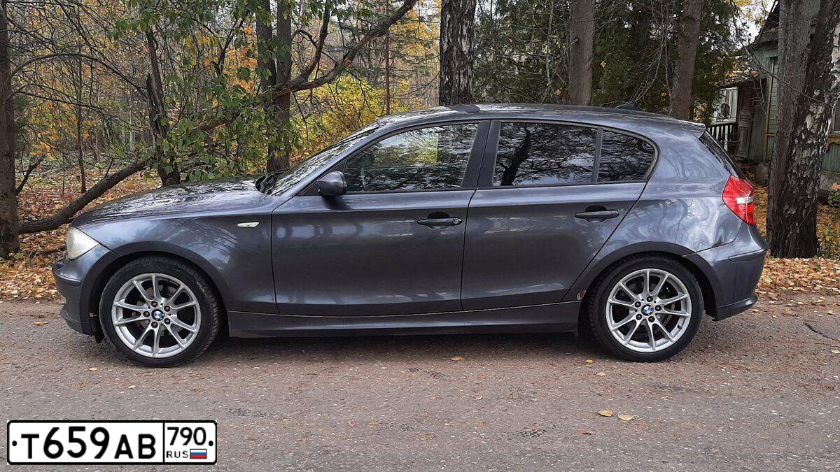 Фото автомобиля BMW SERIE 1, 2008 — госномер Т659АВ790. Цвет: СЕРЫЙ