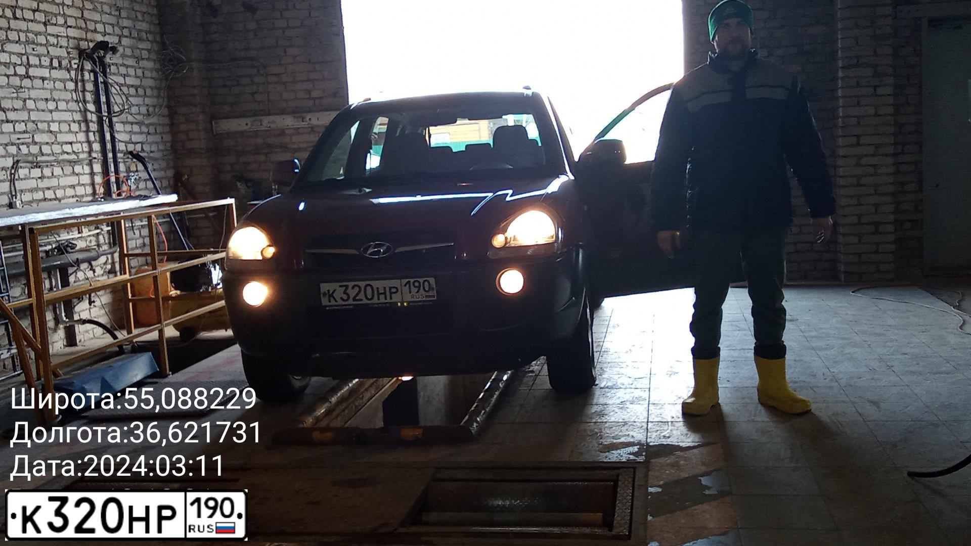 Фото автомобиля HYUNDAI TUCSON, 2008 — госномер Е010КС180. Цвет: ТЕМНО-КРАСНЫЙ