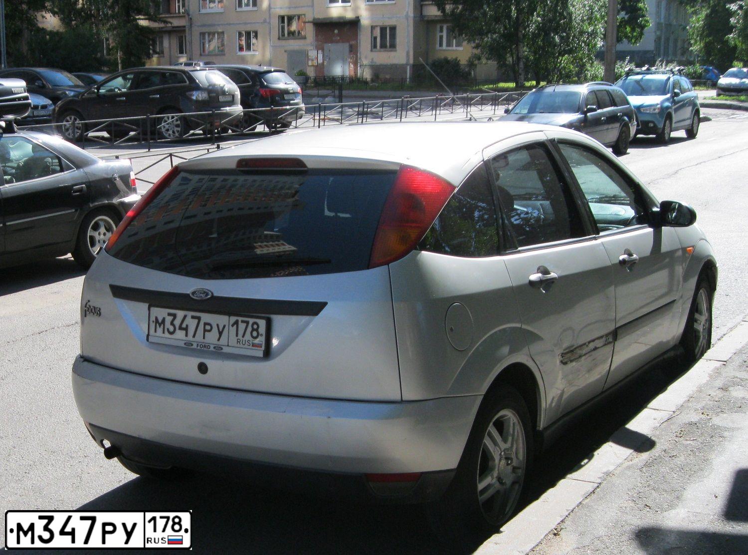 Фото автомобиля FORD FOCUS, 2000 — госномер М347РУ178. Цвет: серебристый