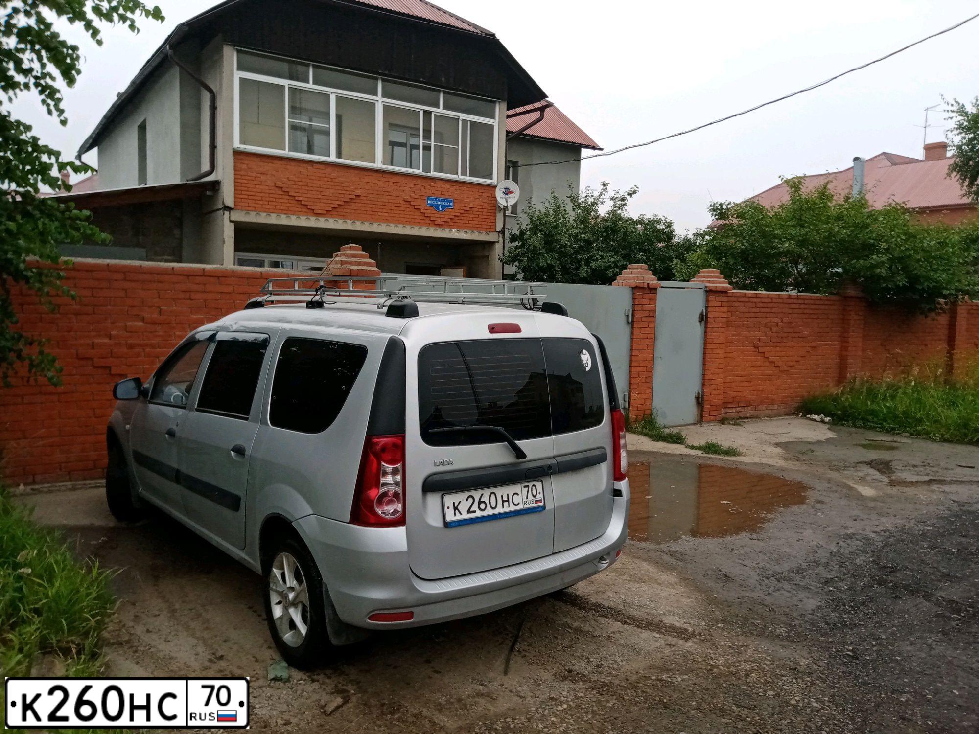 Фото автомобиля LADA LARGUS, 2013 — госномер К260НС70. Цвет: СЕРЕБРИСТЫЙ