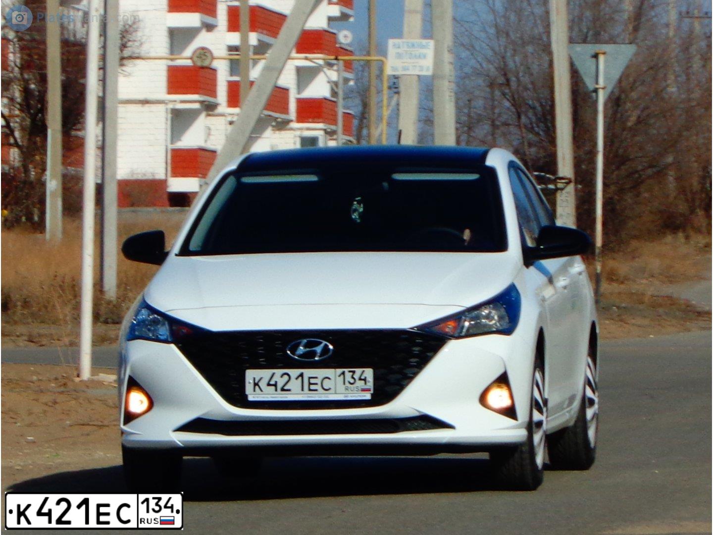 Фото автомобиля HYUNDAI SOLARIS, 2020 — госномер К421ЕС134. Цвет: Белый