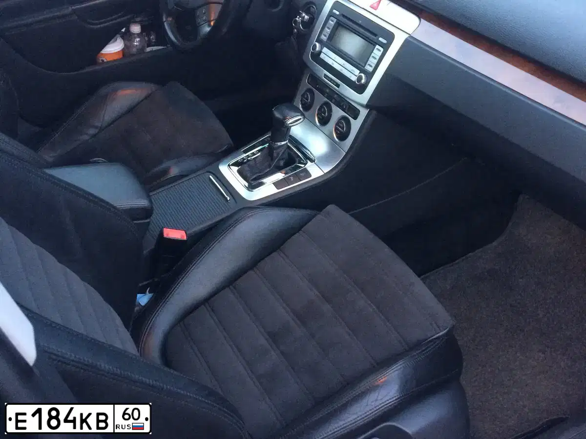 Фото автомобиля VOLKSWAGEN PASSAT, 2007 — госномер Е184КВ60. Цвет: ЧЕРНЫЙ