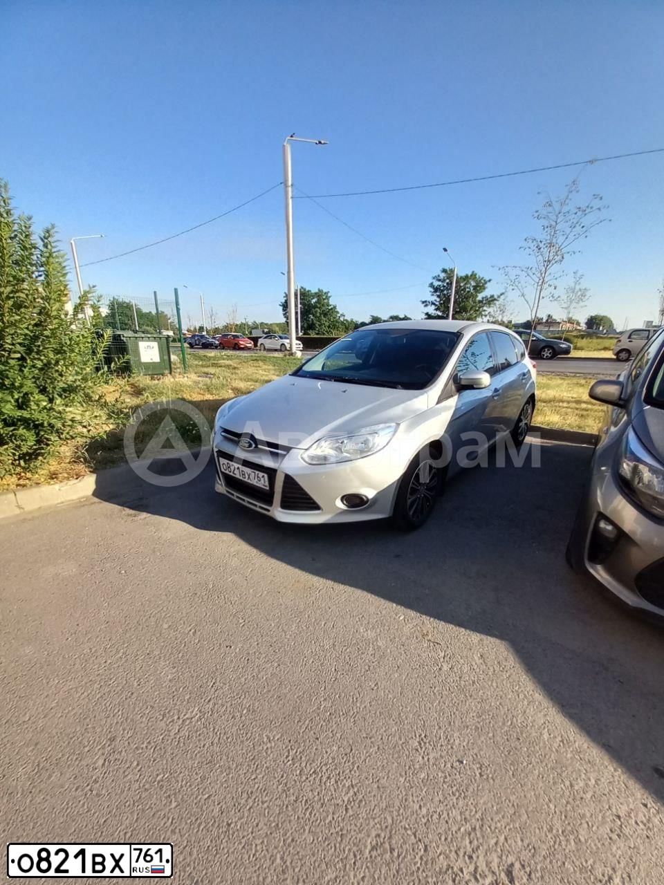 Фото автомобиля FORD FOCUS, 2013 — госномер Е227ЕТ761. Цвет: Серебристый
